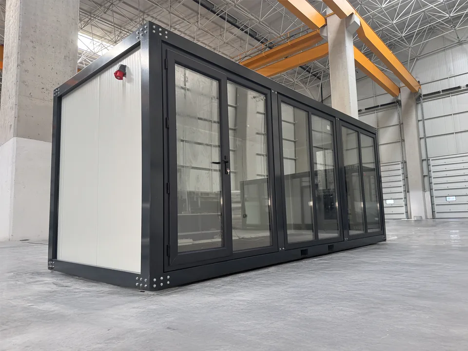 Container Ufficio Modello Falcón 2,4 x 6,0 m — Facciata con Vetrate a Tutta Altezza in Alluminio Verde/Teal e Pannelli Bianchi - immagine 1