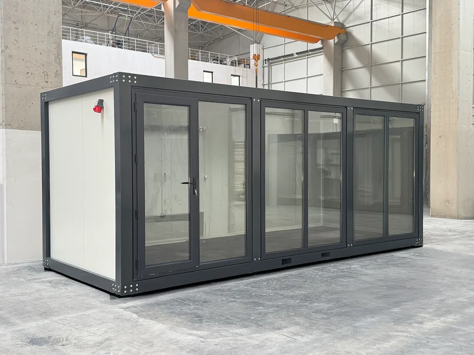 Container Ufficio Modello Falcón 2,4 x 6,0 m — Facciata con Vetrate a Tutta Altezza in Alluminio Verde/Teal e Pannelli Bianchi - immagine 2