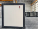 Container Ufficio Modello Falcón 2,4 x 6,0 m — Facciata con Vetrate a Tutta Altezza in Alluminio Verde/Teal e Pannelli Bianchi - immagine 3