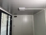 Container Ufficio Modello Falcón 2,4 x 6,0 m — Facciata con Vetrate a Tutta Altezza in Alluminio Verde/Teal e Pannelli Bianchi - immagine 7