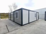 Container Ufficio Modello Residenziale — Pannelli Grigio Chiaro con Profili Antracite e Finestre PVC Bianche - immagine 1