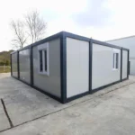 Container Ufficio Modello Residenziale — Pannelli Grigio Chiaro con Profili Antracite e Finestre PVC Bianche - immagine 1