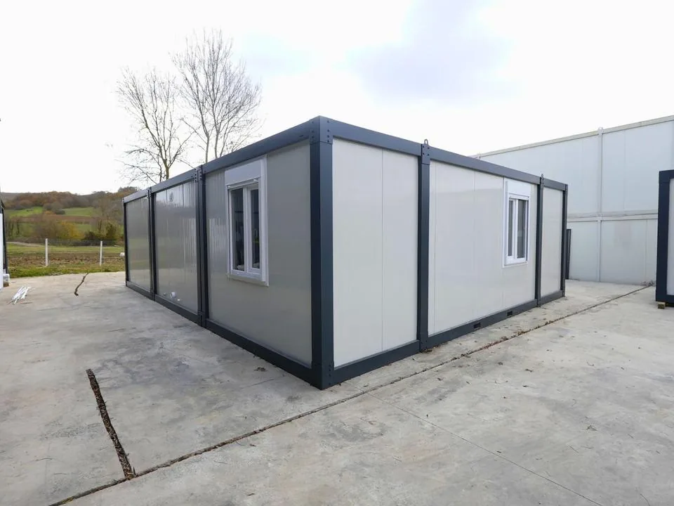 Container Ufficio Modello Residenziale — Pannelli Grigio Chiaro con Profili Antracite e Finestre PVC Bianche - immagine 1