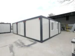Container Ufficio Modello Residenziale — Pannelli Grigio Chiaro con Profili Antracite e Finestre PVC Bianche - immagine 2