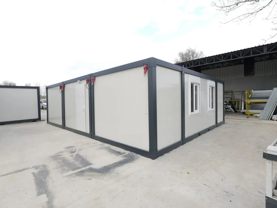 Container Ufficio Modello Residenziale — Pannelli Grigio Chiaro con Profili Antracite e Finestre PVC Bianche - immagine 2