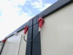 Container Ufficio Modello Residenziale — Pannelli Grigio Chiaro con Profili Antracite e Finestre PVC Bianche - immagine 3