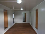 Container Ufficio Modello Residenziale — Pannelli Grigio Chiaro con Profili Antracite e Finestre PVC Bianche - immagine 5