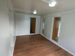 Container Ufficio Modello Residenziale — Pannelli Grigio Chiaro con Profili Antracite e Finestre PVC Bianche - immagine 7