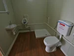 Container Ufficio Modello Residenziale — Pannelli Grigio Chiaro con Profili Antracite e Finestre PVC Bianche - immagine 11