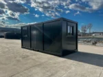 Container Ufficio Nero 2,4 x 6,0 m RAL 7016 — Pannelli Nervati Neri con Finestre a Persiane - immagine 1