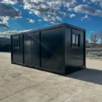 Container Ufficio Nero 2,4 x 6,0 m RAL 7016 — Pannelli Nervati Neri con Finestre a Persiane - immagine 1