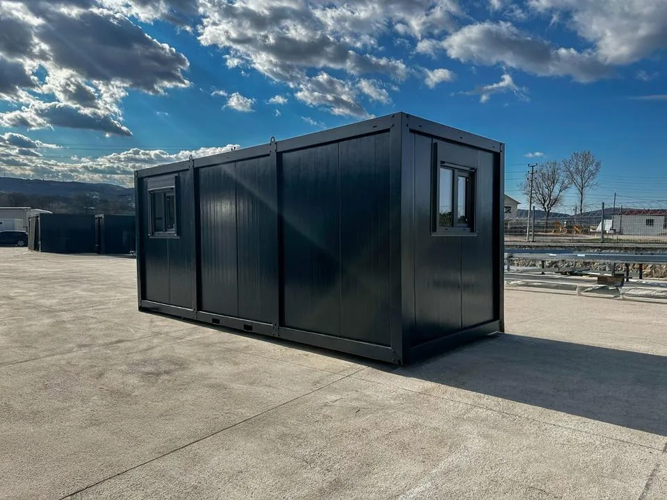 Container Ufficio Nero 2,4 x 6,0 m RAL 7016 — Pannelli Nervati Neri con Finestre a Persiane - immagine 1