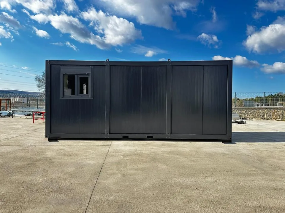 Container Ufficio Nero 2,4 x 6,0 m RAL 7016 — Pannelli Nervati Neri con Finestre a Persiane - immagine 2