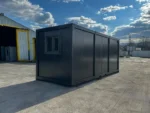 Container Ufficio Nero 2,4 x 6,0 m RAL 7016 — Pannelli Nervati Neri con Finestre a Persiane - immagine 3