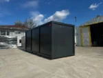Container Ufficio Nero 2,4 x 6,0 m RAL 7016 — Pannelli Nervati Neri con Finestre a Persiane - immagine 4