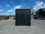 Container Ufficio Nero 2,4 x 6,0 m RAL 7016 — Pannelli Nervati Neri con Finestre a Persiane - immagine 6