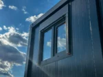 Container Ufficio Nero 2,4 x 6,0 m RAL 7016 — Pannelli Nervati Neri con Finestre a Persiane - immagine 7