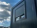Container Ufficio Nero 2,4 x 6,0 m RAL 7016 — Pannelli Nervati Neri con Finestre a Persiane - immagine 8