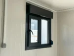 Container Ufficio Nero 2,4 x 6,0 m RAL 7016 — Pannelli Nervati Neri con Finestre a Persiane - immagine 9