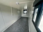 Container Ufficio Nero 2,4 x 6,0 m RAL 7016 — Pannelli Nervati Neri con Finestre a Persiane - immagine 11