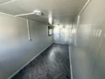 Container Ufficio Nero 2,4 x 6,0 m RAL 7016 — Pannelli Nervati Neri con Finestre a Persiane - immagine 12