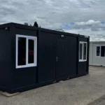 Container Ufficio Nero 6 x 2,4 m — Pannelli Nervati Nero Antracite con Finestre PVC Bianche e Porta Piena - immagine 1