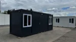 Container Ufficio Nero 6 x 2,4 m — Pannelli Nervati Nero Antracite con Finestre PVC Bianche e Porta Piena - immagine 1