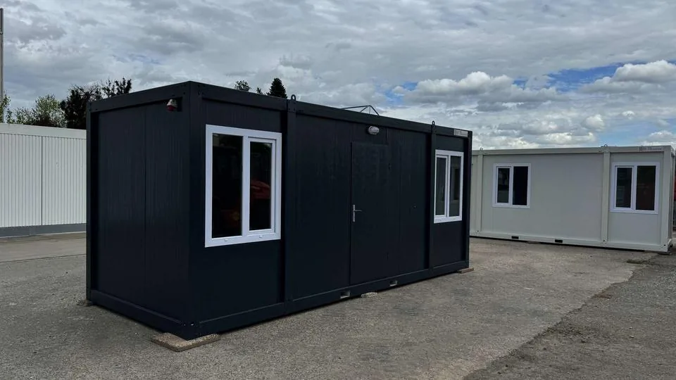 Container Ufficio Nero 6 x 2,4 m — Pannelli Nervati Nero Antracite con Finestre PVC Bianche e Porta Piena - immagine 1