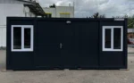 Container Ufficio Nero 6 x 2,4 m — Pannelli Nervati Nero Antracite con Finestre PVC Bianche e Porta Piena - immagine 2