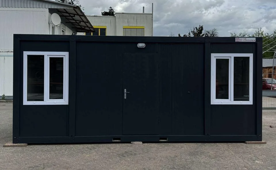 Container Ufficio Nero 6 x 2,4 m — Pannelli Nervati Nero Antracite con Finestre PVC Bianche e Porta Piena - immagine 2