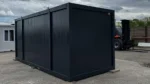Container Ufficio Nero 6 x 2,4 m — Pannelli Nervati Nero Antracite con Finestre PVC Bianche e Porta Piena - immagine 3