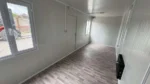 Container Ufficio Nero 6 x 2,4 m — Pannelli Nervati Nero Antracite con Finestre PVC Bianche e Porta Piena - immagine 6