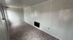 Container Ufficio Nero 6 x 2,4 m — Pannelli Nervati Nero Antracite con Finestre PVC Bianche e Porta Piena - immagine 7