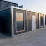 Container Ufficio Residenziale 2,4 x 6,0 m RAL 9002 — Grigio Bianco con Finestre e Porta Pannellata - immagine 1