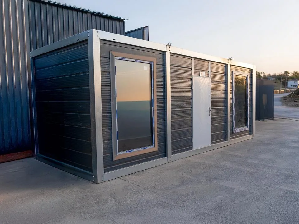 Container Ufficio Residenziale 2,4 x 6,0 m RAL 9002 — Grigio Bianco con Finestre e Porta Pannellata - immagine 1