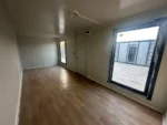 Container Ufficio Residenziale 2,4 x 6,0 m RAL 9002 — Grigio Bianco con Finestre e Porta Pannellata - immagine 2