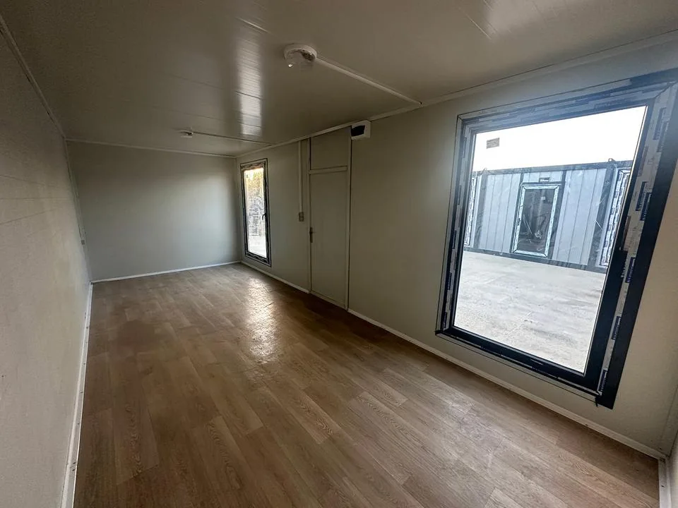 Container Ufficio Residenziale 2,4 x 6,0 m RAL 9002 — Grigio Bianco con Finestre e Porta Pannellata - immagine 2