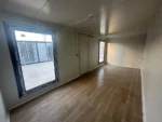 Container Ufficio Residenziale 2,4 x 6,0 m RAL 9002 — Grigio Bianco con Finestre e Porta Pannellata - immagine 3