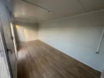 Container Ufficio Residenziale 2,4 x 6,0 m RAL 9002 — Grigio Bianco con Finestre e Porta Pannellata - immagine 4