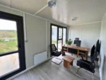 Container Ufficio Wolf Tiny Modello Black Diamond 2,4 x 5,0 m — Grigio Antracite con Vetrate e Porta Battente - immagine 8