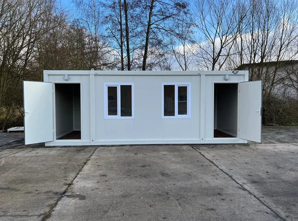 Container Ufficio XL 3 x 7 m con WC e Cucina — Bianco con Due Porte e Due Finestre - immagine 1