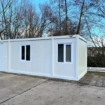 Container Ufficio XL 3 x 7 m — Wolf Tiny Bianco con Due Finestre e Porta sul Lato Lungo - immagine 1