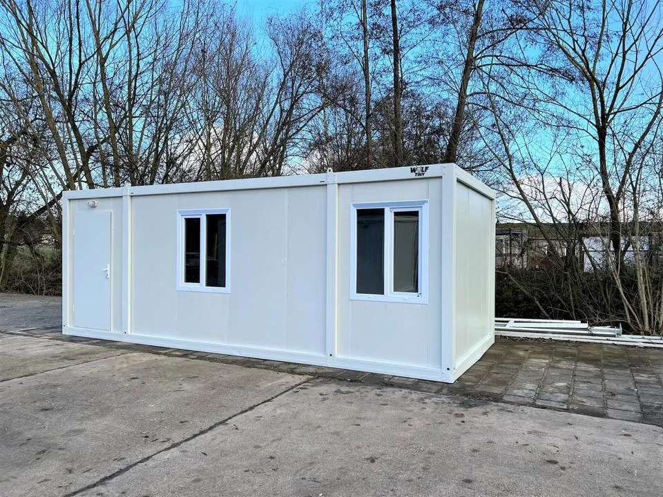 Container Ufficio XL 3 x 7 m — Wolf Tiny Bianco con Due Finestre e Porta sul Lato Lungo - immagine 1