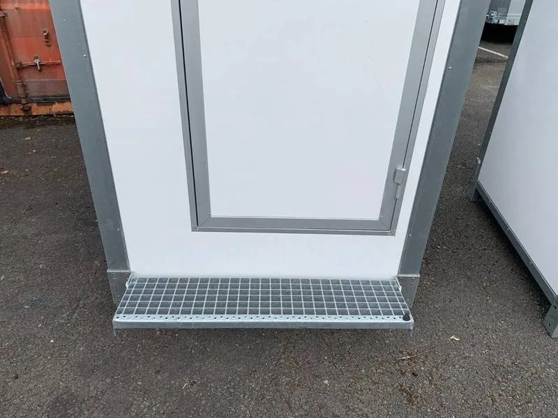 Container WC con cisterna – Cabina sanitaria autonoma con serbatoio 500 L e illuminazione LED - immagine 2