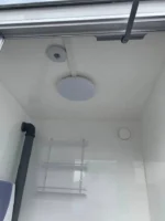Container WC con cisterna – Cabina sanitaria autonoma con serbatoio 500 L e illuminazione LED - immagine 5