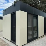 Mini Casa Residenziale 10 x 3 m — Pannelli Compositi Beige Crema con Cornice Antracite e Porte Scorrevoli - immagine 1