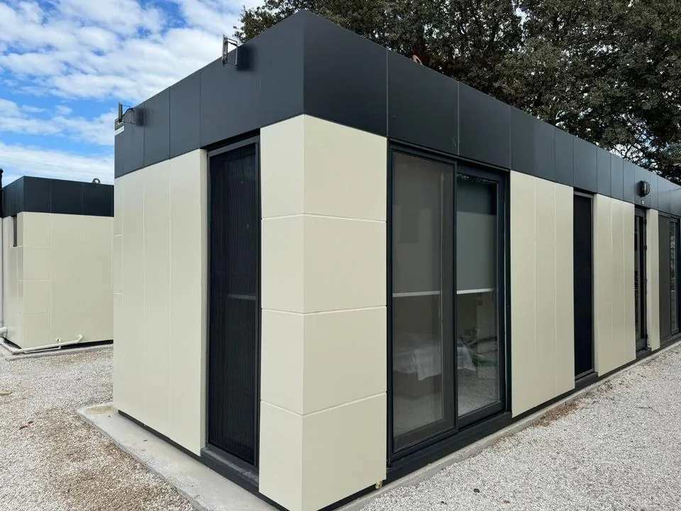 Mini Casa Residenziale 10 x 3 m — Pannelli Compositi Beige Crema con Cornice Antracite e Porte Scorrevoli - immagine 1
