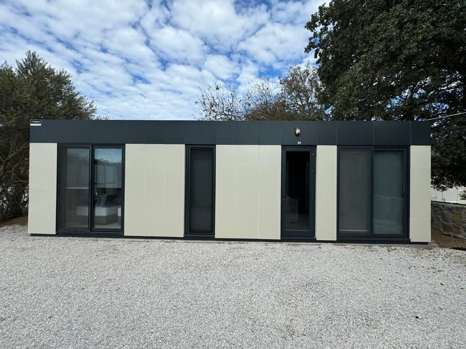 Mini Casa Residenziale 10 x 3 m — Pannelli Compositi Beige Crema con Cornice Antracite e Porte Scorrevoli - immagine 2