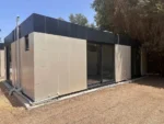 Mini Casa Residenziale 10 x 3 m — Pannelli Compositi Beige Crema con Cornice Antracite e Porte Scorrevoli - immagine 3
