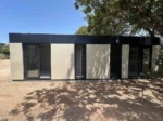 Mini Casa Residenziale 10 x 3 m — Pannelli Compositi Beige Crema con Cornice Antracite e Porte Scorrevoli - immagine 4